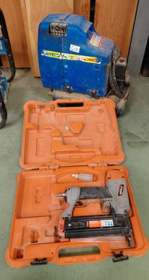 une boîte à outils contenant un pistolet à clous et une meuleuse à clous