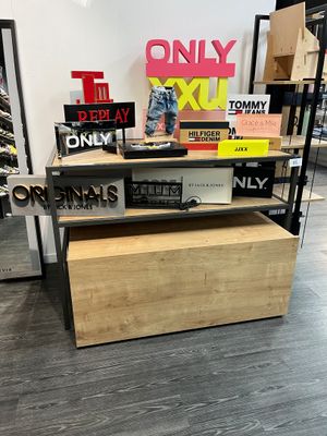 une présentation de livres sur une étagère dans un magasin