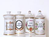trois boîtes de cuisine blanches et dorées ornées de motifs floraux