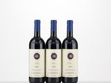 trois bouteilles de vin posées sur une table l'une à côté de l'autre