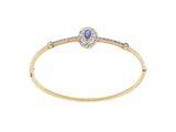un bracelet rigide orné de diamants et de saphirs