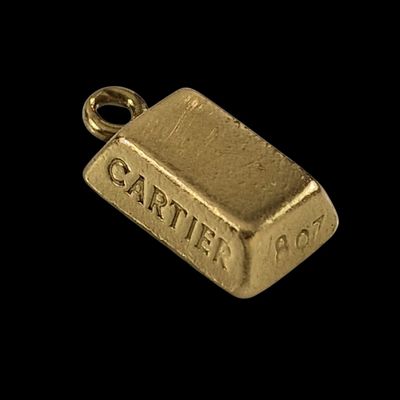 une image représentant un pendentif en or sur lequel est inscrit le mot « carrier »