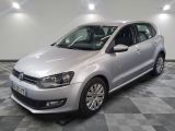 la volkswagen polo argentée est garée sur un carrelage à carreaux