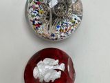 Trois types de bijoux différents sont présentés sur un fond blanc