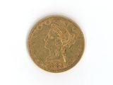 une pièce d'or avec l'image d'une femme dessus