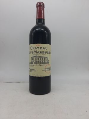une bouteille de vin « Château Marbust » posée sur une surface blanche