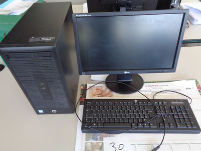 un ordinateur de bureau posé sur une table avec un clavier et une souris