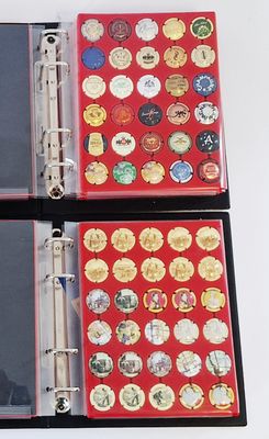 trois classeurs aux motifs variés posés sur une table