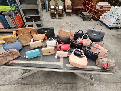une table sur laquelle sont posés de nombreux sacs, dans un entrepôt
