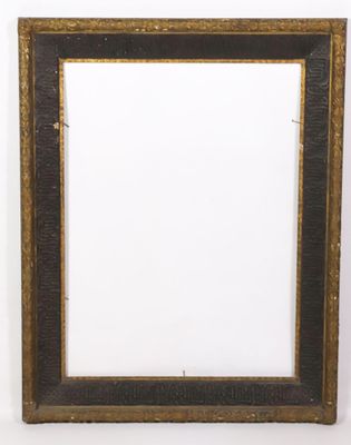 Important cadre orientaliste en bois stuqué doré et noirci à…