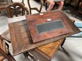 une table sur laquelle est posée une ardoise