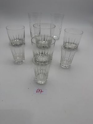 six verres sont alignés sur une table, accompagnés d'une étiquette de prix