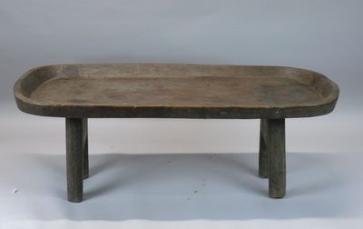 une vieille table en bois avec un plateau en bois sur fond blanc