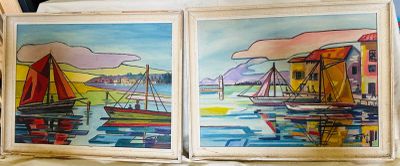deux tableaux représentant des bateaux, posés sur le rebord d'une fenêtre à côté d'une horloge