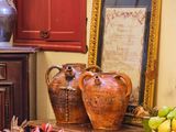 de nombreux vases posés sur une table dans une pièce