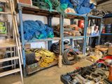 une pièce remplie de différents types d'outils