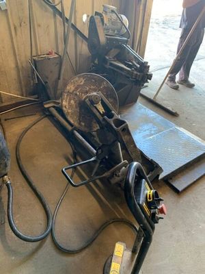 un homme travaillant sur une machine dans un garage