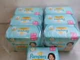 quatre paquets de couches pour bébés empilés les uns sur les autres