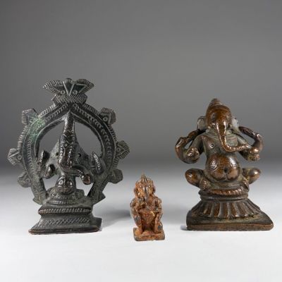 trois figurines en bronze représentant des divinités hindoues sur un fond blanc