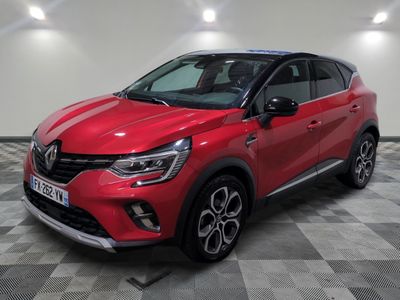 un SUV Renault C-Cross rouge garé sur un sol en damier