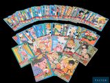 une pile de cartes d'anime empilées les unes sur les autres
