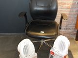 une chaise de bureau noire placée devant un mur de briques