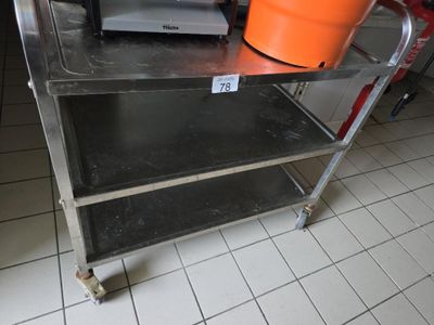 un seau orange posé sur une table en métal