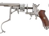 un gros plan d'un revolver à crosse en bois sur fond blanc