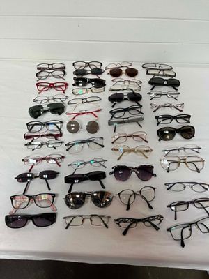 de nombreuses paires de lunettes posées sur une table blanche