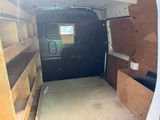 l'intérieur d'une camionnette équipée d'étagères et d'une vitre à l'arrière
