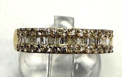 Demi-Alliance en or jaune 18K (750‰) ornée de diamants bague…