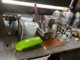 un plan de travail de cuisine encombré et couvert d'objets