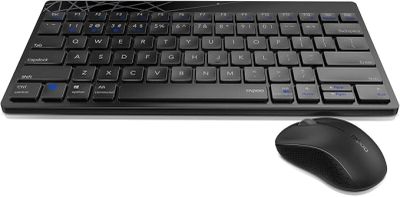 un clavier d'ordinateur et une souris posés sur une surface blanche