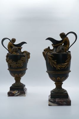 deux vases posés côte à côte sur une surface blanche