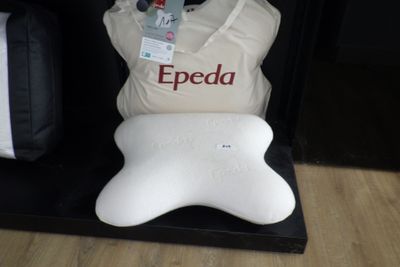 un sac et un oreiller posés sur une étagère