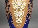 un vase bleu et or posé sur une table