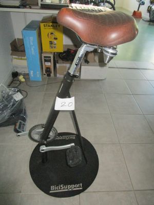 un vélo posé sur un support dans une pièce