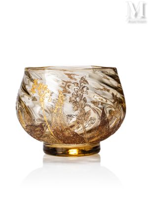 un saladier en verre posé sur une table, sur fond blanc