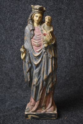 statue d'une femme tenant un bébé dans ses bras