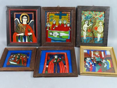 Quatre tableaux représentant une scène religieuse sont exposés sur une table