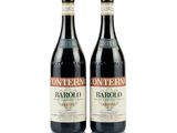 deux bouteilles de vin posées l'une à côté de l'autre sur une surface blanche