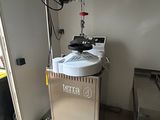 une machine qui se trouve dans le coin d'une pièce