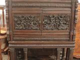 une armoire en bois ornée de sculptures sur le dessus