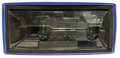 une boîte contenant un véhicule militaire miniature