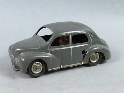 une voiture jouet posée sur une surface blanche