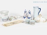 une table blanche garnie de vaisselle et de vases bleus et blancs