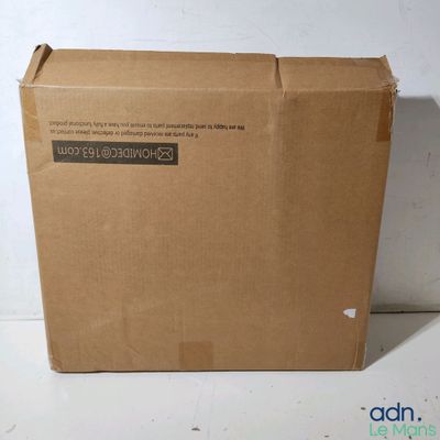 une boîte en carton ouverte posée sur une table blanche