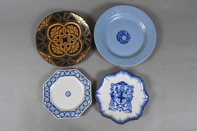 trois assiettes bleues et blanches posées sur une table