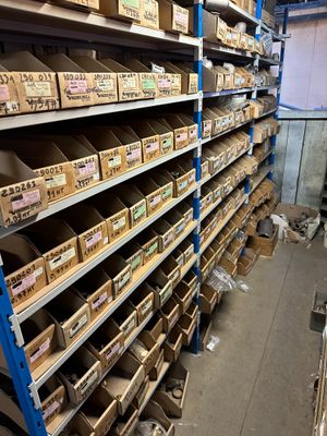 de nombreux cartons sur les étagères de l'entrepôt