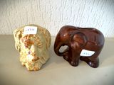 deux figurines d'éléphants posées l'une à côté de l'autre sur une table
